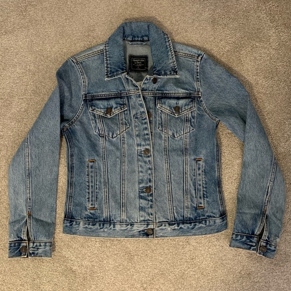 Abercrombie & Fitch Jackets & Blazers - Abercrombie women’s denim jacket